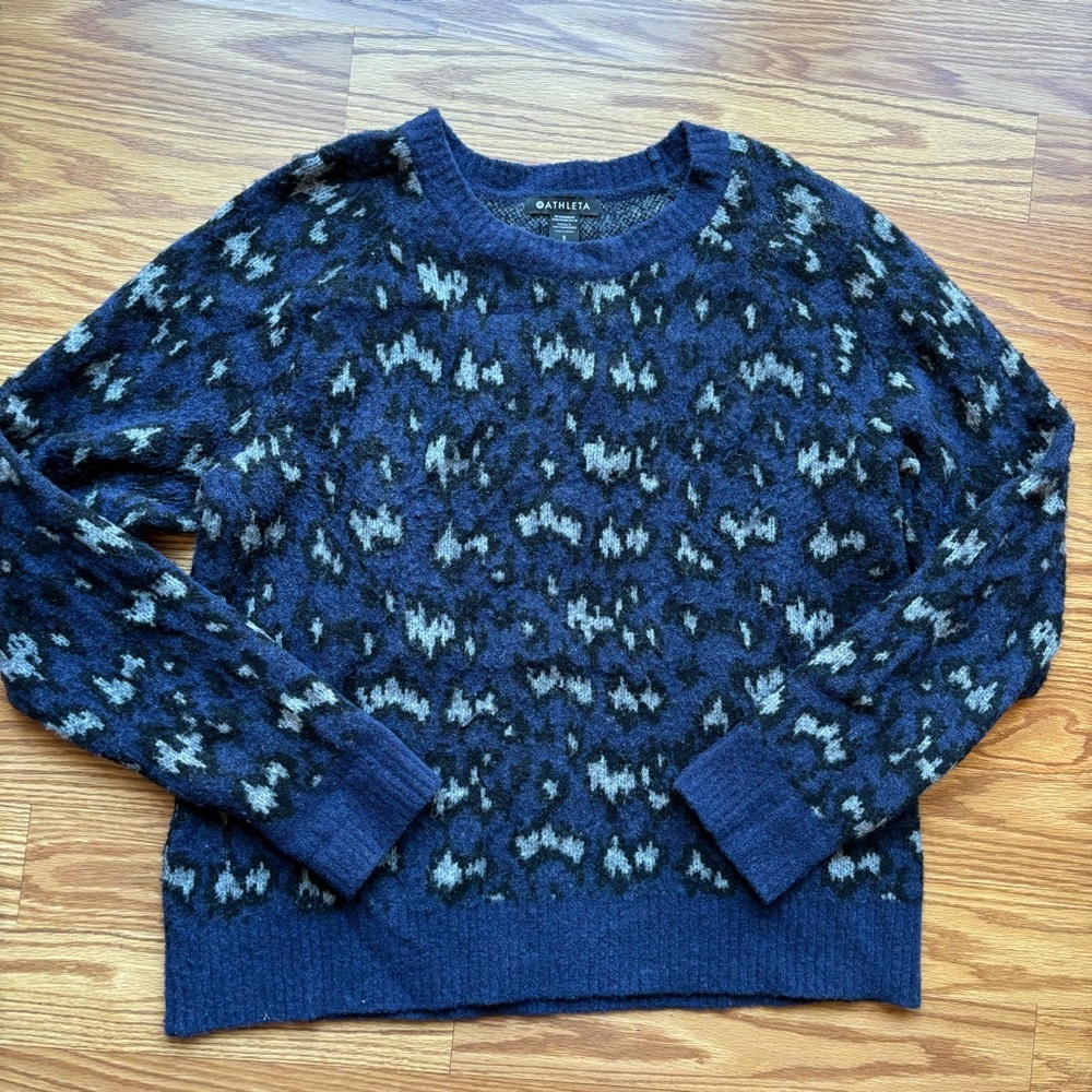 Athleta Hawthorn Textured Crew Sweater Womens Size Small‎ Blue Leopard Print
